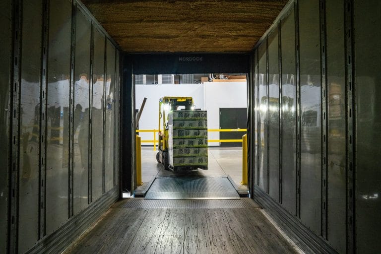 Gümrüklü antrepo hizmetlerinde konteyner yüklemesini temsilen forklift operasyonu