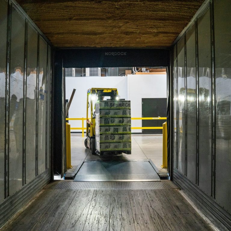 Gümrüklü antrepo hizmetlerinde konteyner yüklemesini temsilen forklift operasyonu